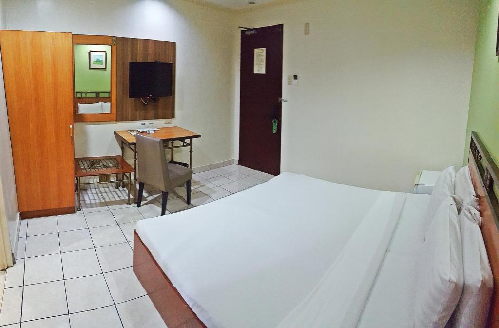 Postel nebo postele na pokoji v ubytování Golden Valley Hotel