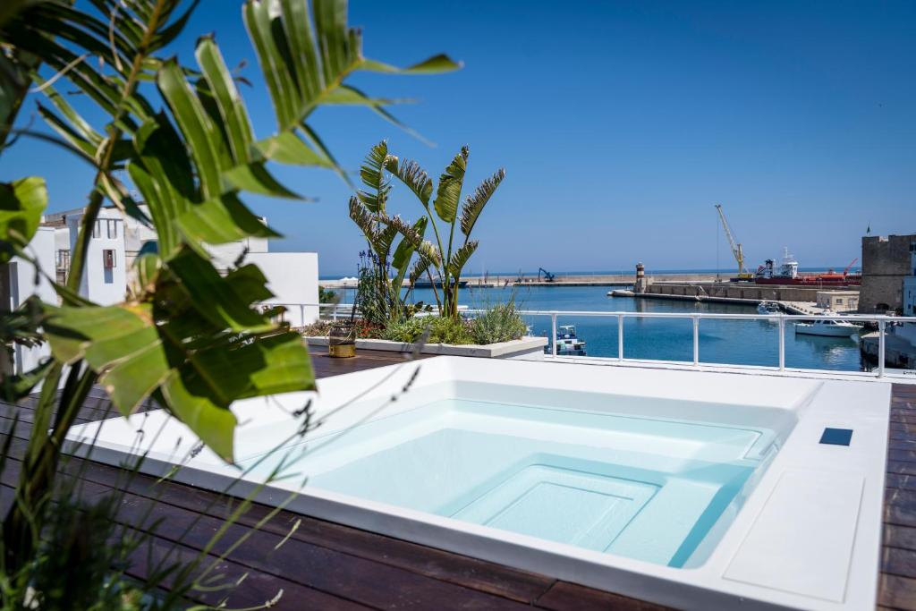 ein Schwimmbad auf dem Dach eines Hauses in der Unterkunft AL CONSOLE LUXURY SUITE in Monopoli