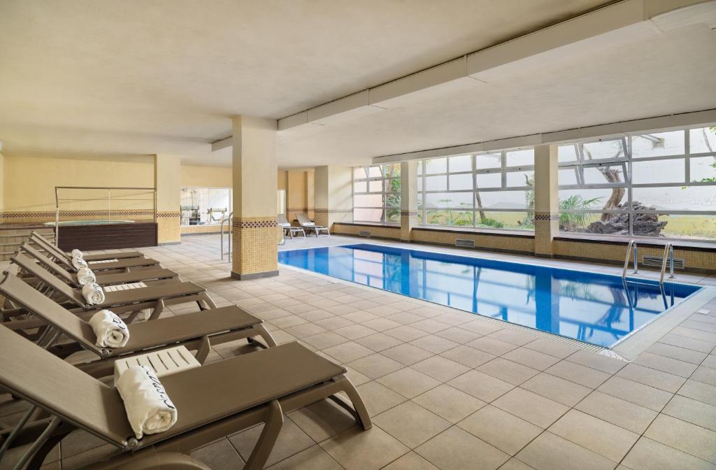 Bazén v ubytování H10 Salauris Palace nebo v jeho okolí