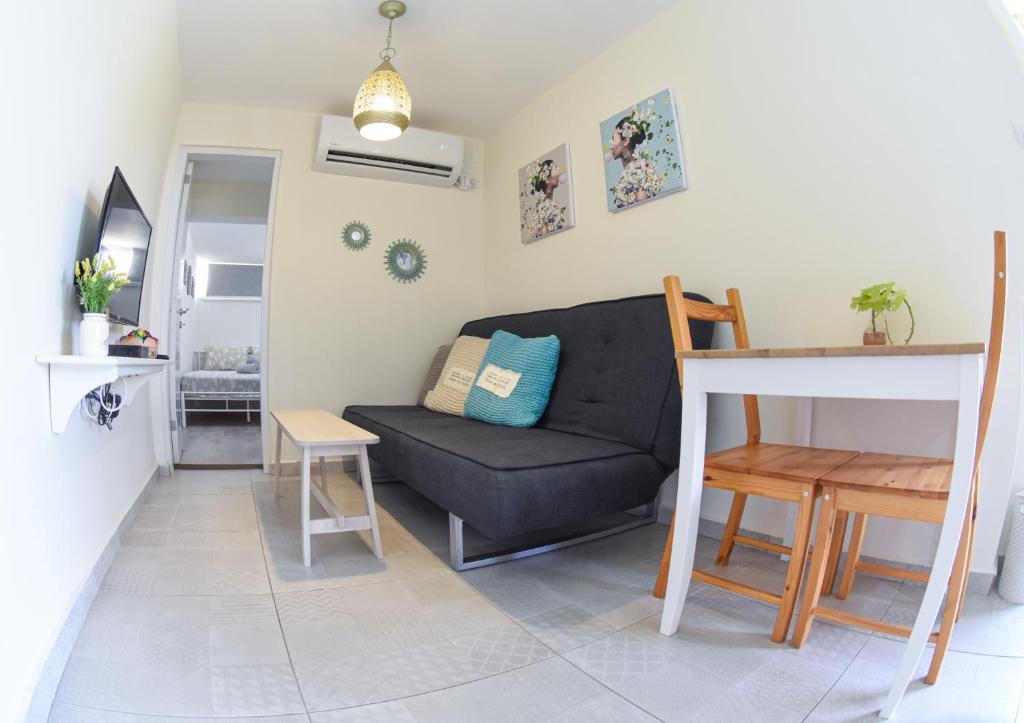 Kuchyň nebo kuchyňský kout v ubytování Sunshine Suite Boutique Only 5 Min Walk To The Beach - By SEAELO EILAT