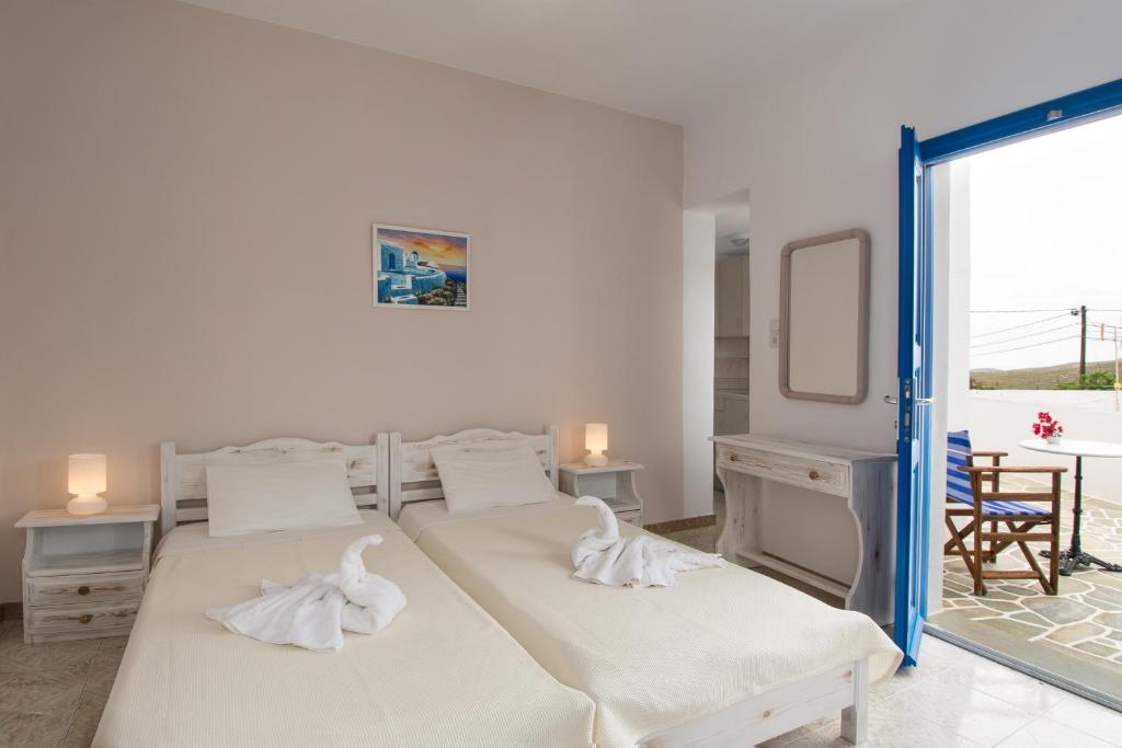 Łóżko lub łóżka w pokoju w obiekcie Evgenia Rooms and Apartments