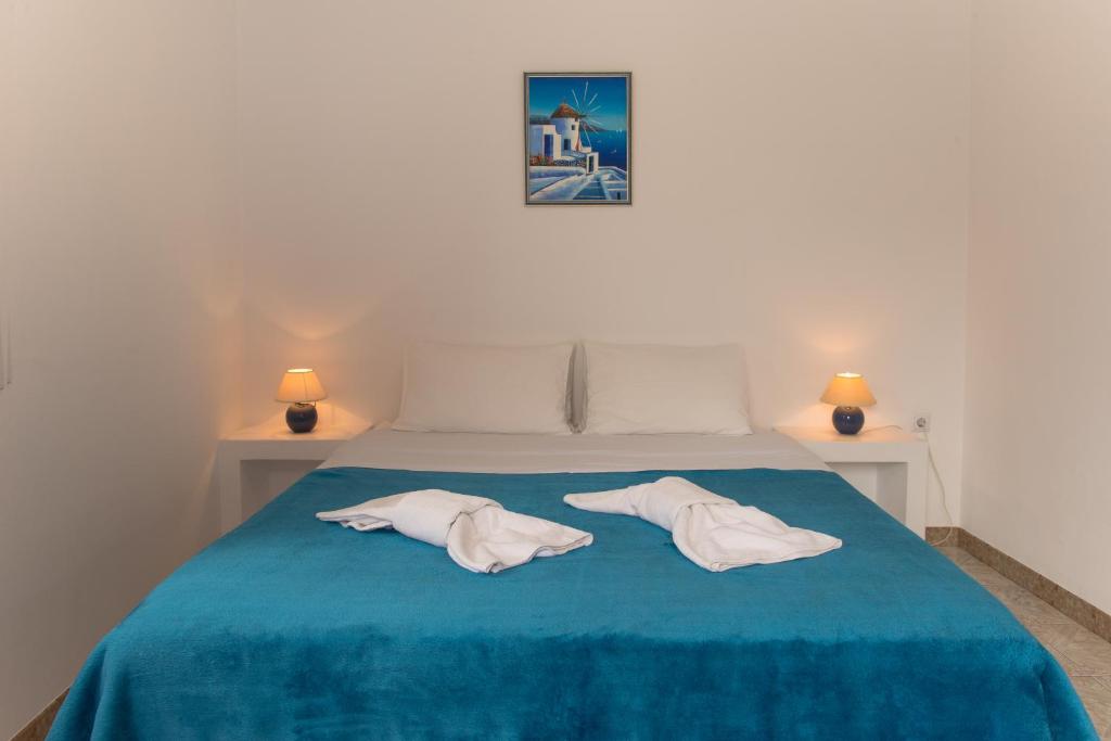 Łóżko lub łóżka w pokoju w obiekcie Evgenia Rooms and Apartments