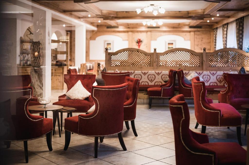 Posezení v ubytování Laguscei Dolomites Mountain Hotel