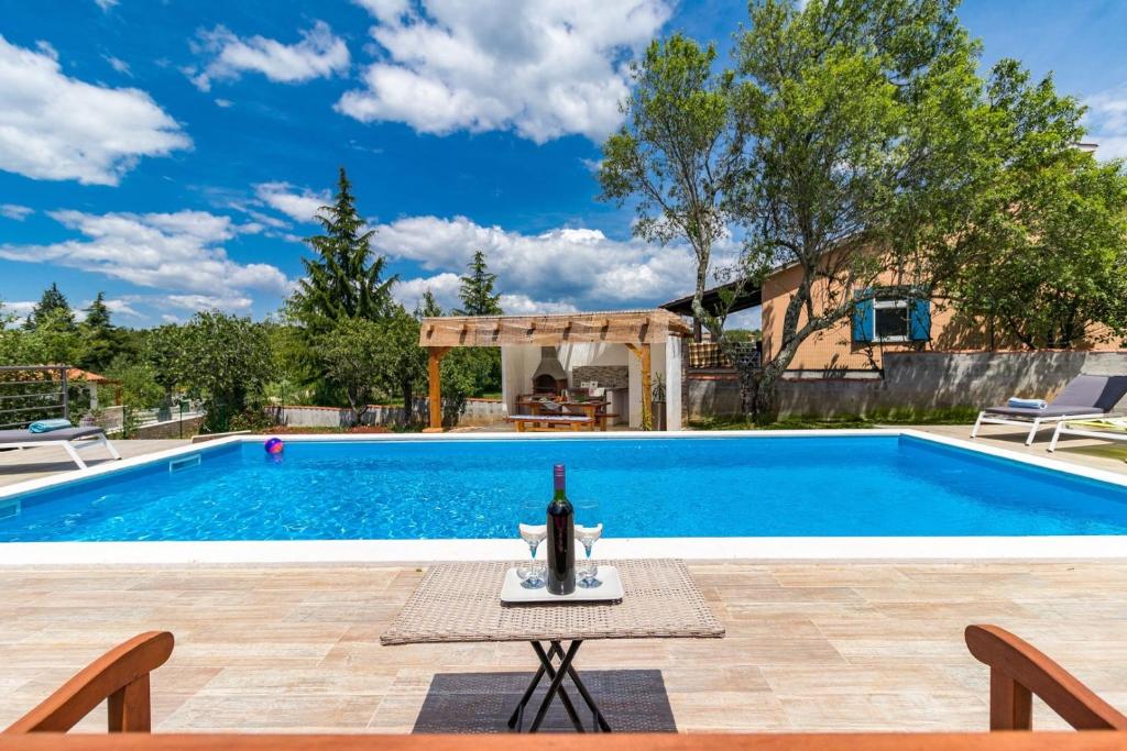 Basen w obiekcie Villa May lub w pobliżu