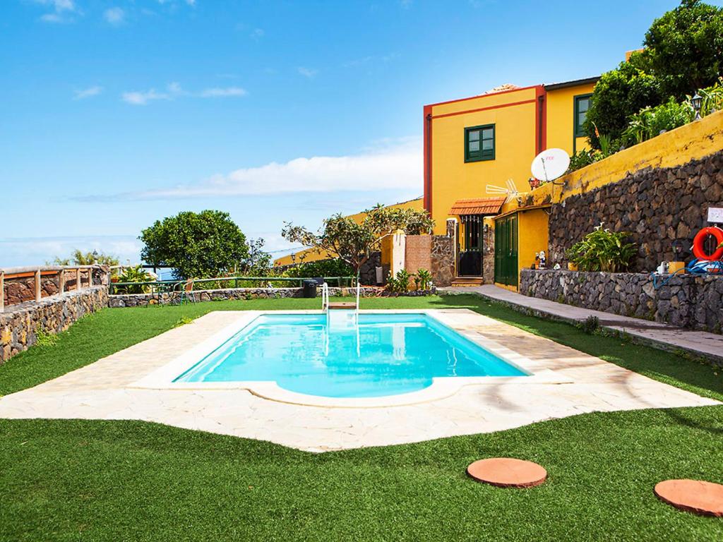 una piscina en el patio de una casa en Holiday Home Camino La Candelaria-1 by Interhome, en La Orotava