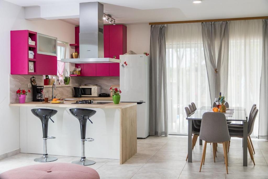 Kuchnia lub aneks kuchenny w obiekcie Villa May