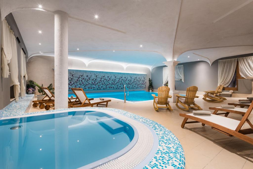 Bazén v ubytování Laguscei Dolomites Mountain Hotel nebo v jeho okolí