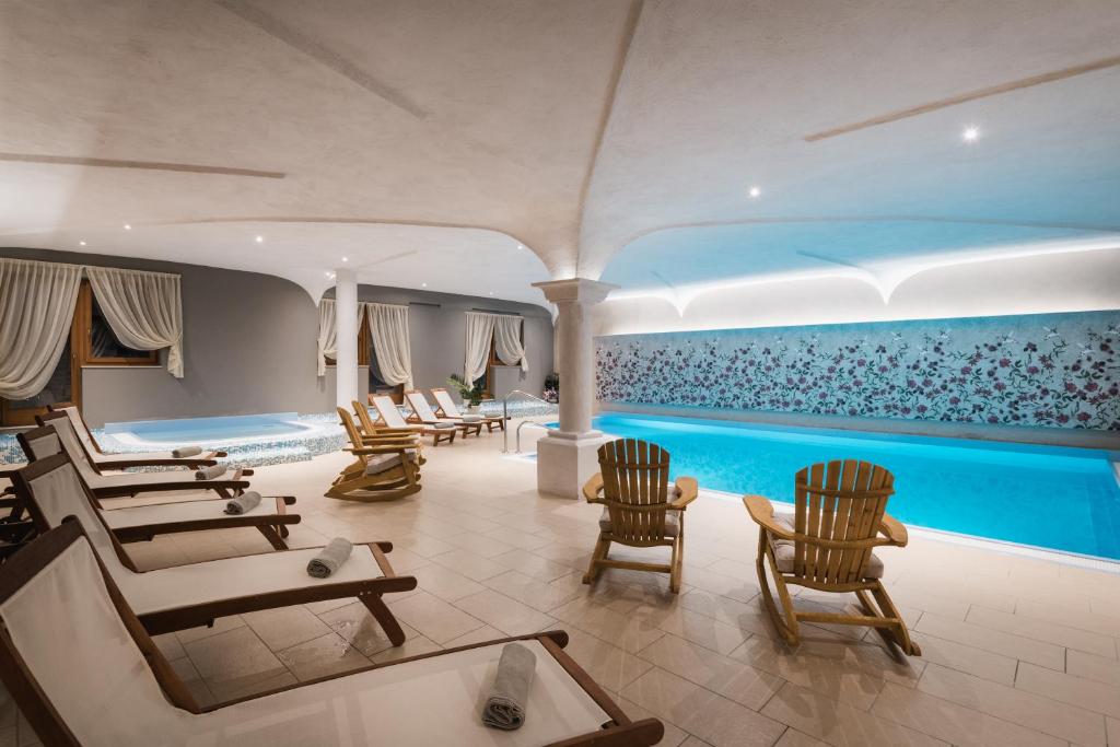 Bazén v ubytování Laguscei Dolomites Mountain Hotel nebo v jeho okolí