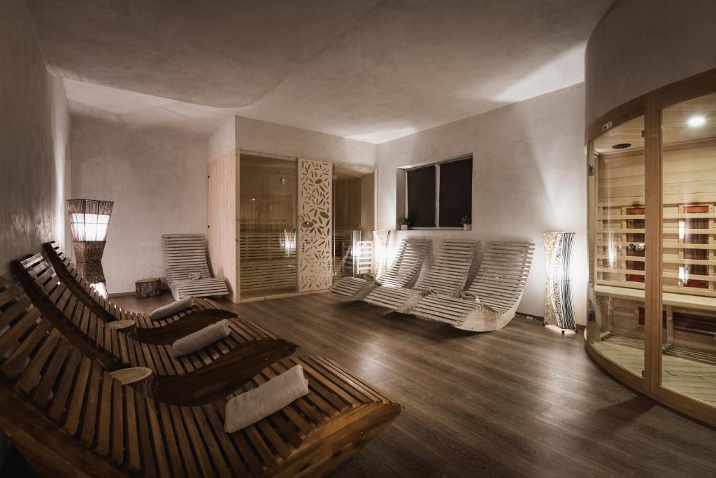 TV a/nebo společenská místnost v ubytování Laguscei Dolomites Mountain Hotel