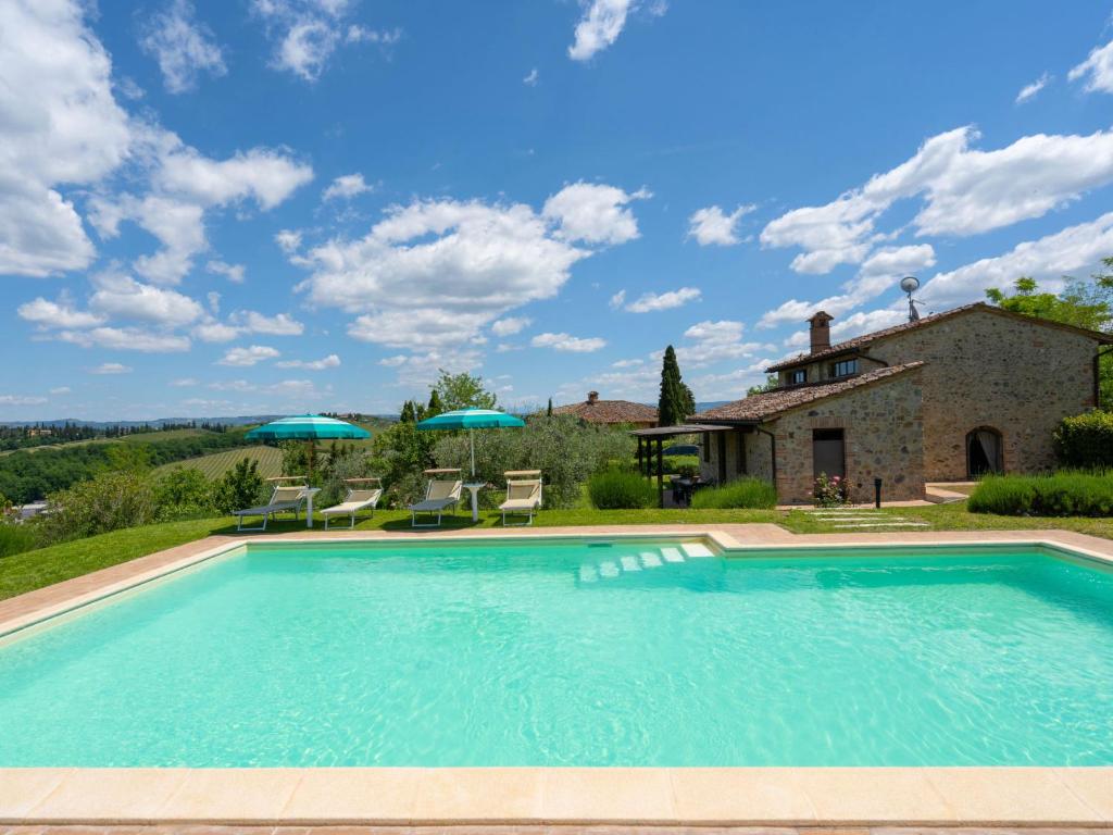 una piscina di fronte a una casa con ombrelloni di Villa Alba by Interhome a Mattone