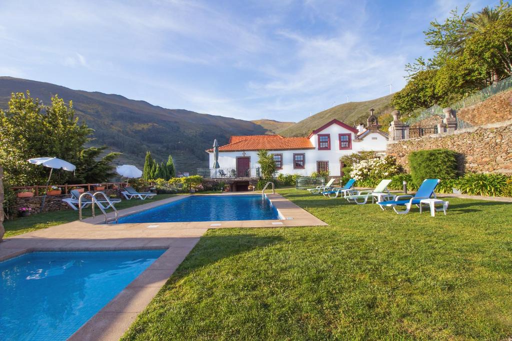 uma villa com uma piscina e uma casa em Casa do Monte - Douro em Baião