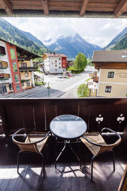 Nespecifikovaný výhled na hory nebo výhled na hory při pohledu z hotelu