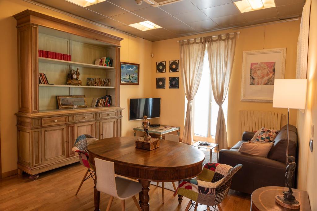 A television and/or entertainment centre at le case della baia di Napoli