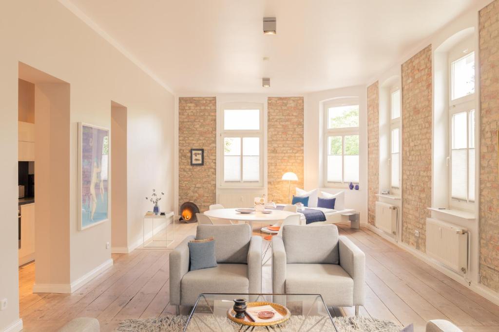 sala de estar con sillas y mesa en OSTKÜSTE - Villa Albatros Design Apartments, en Ahlbeck