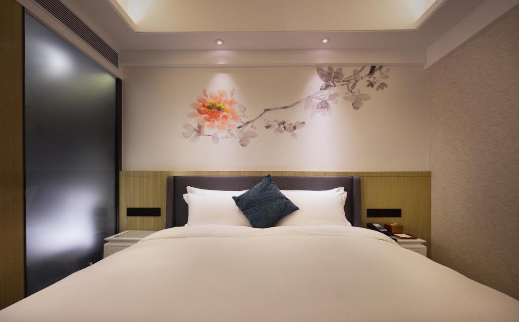 Postel nebo postele na pokoji v ubytování Paco Hotel Guangzhou Jiangtai Road Metro Branch