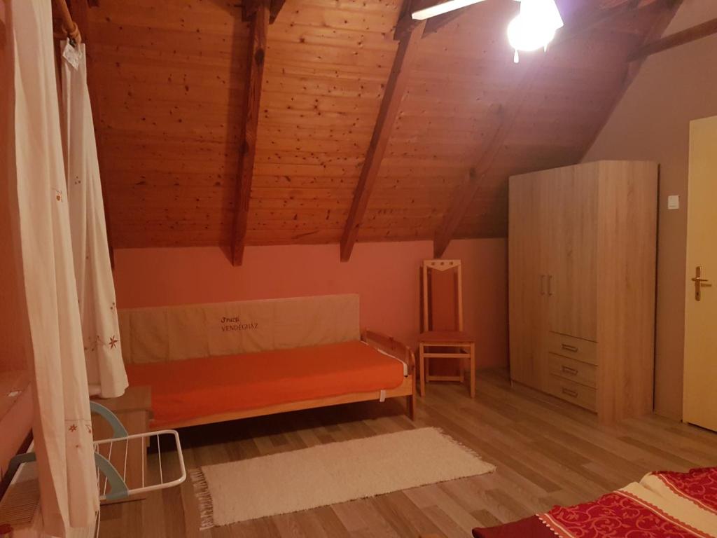 Postel nebo postele na pokoji v ubytování Fruzsi Vendégház