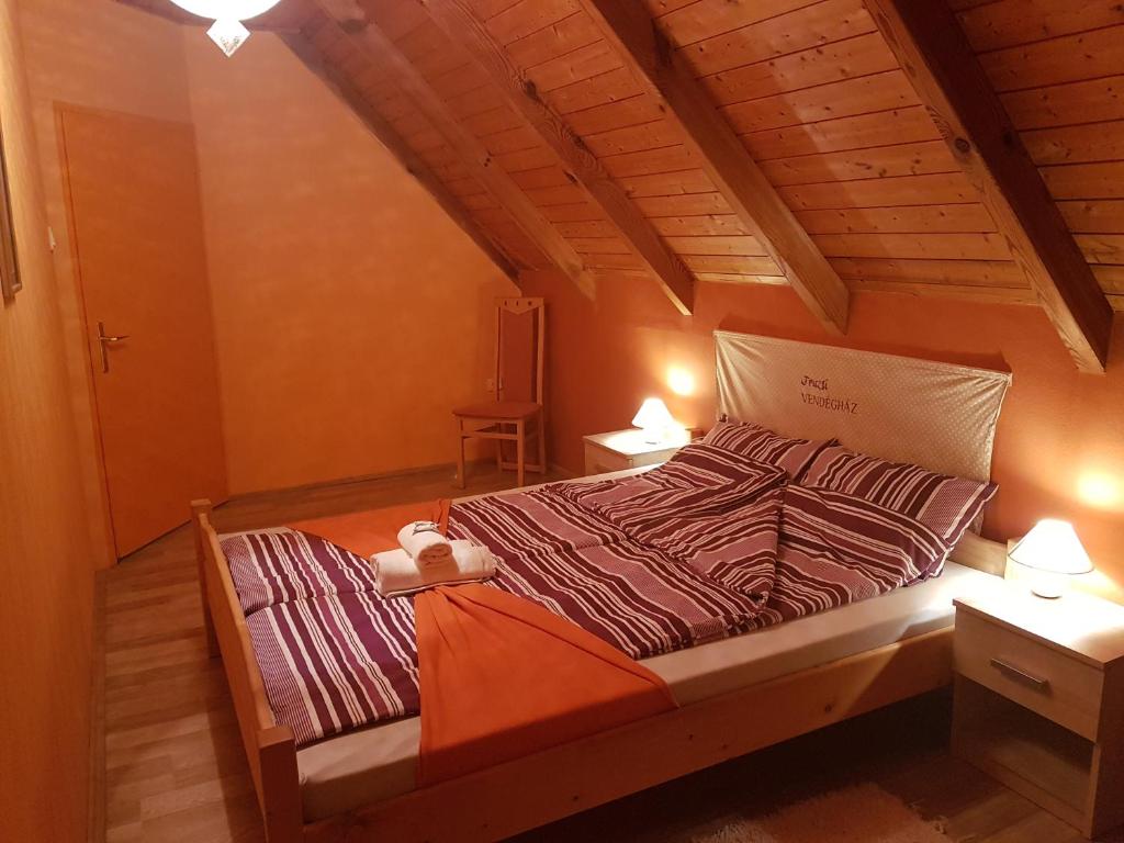 Postel nebo postele na pokoji v ubytování Fruzsi Vendégház