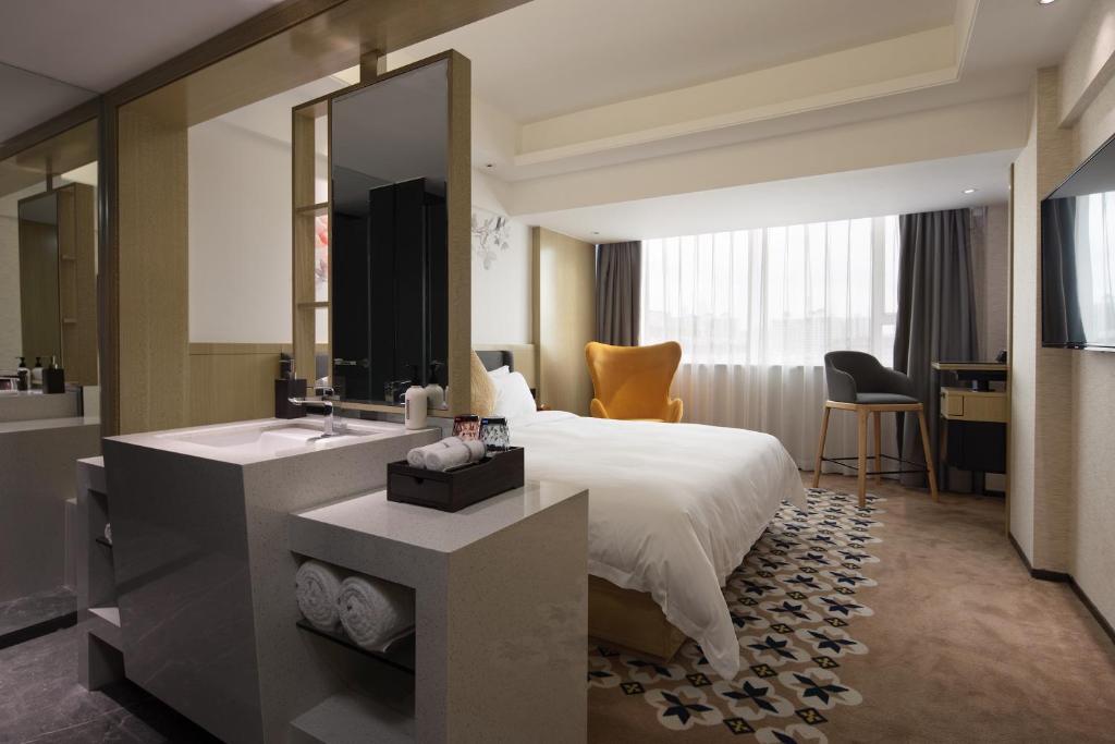 Postel nebo postele na pokoji v ubytování Paco Hotel Guangzhou Jiangtai Road Metro Branch