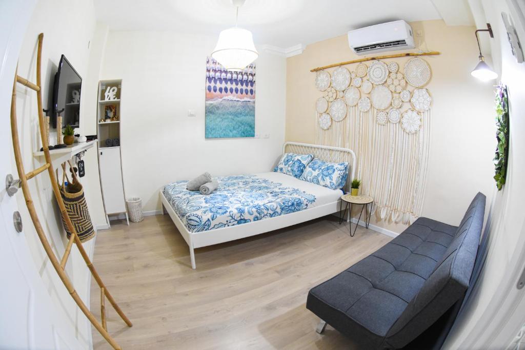 Postel nebo postele na pokoji v ubytování Sunshine Suite Boutique Only 5 Min Walk To The Beach - By SEAELO EILAT