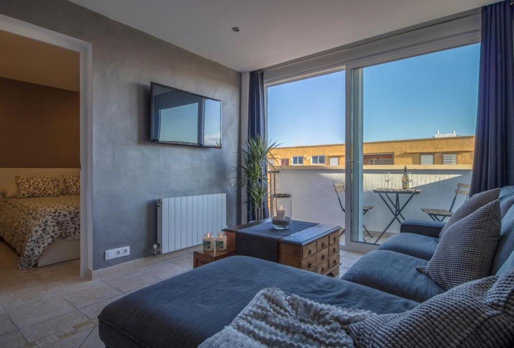 a living room with a bed and a large window at L’Ancora Suite in Jávea