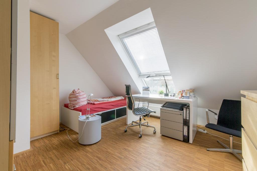 ハノーファーにあるPrivate Roomの屋根裏部屋(デスク、窓付)