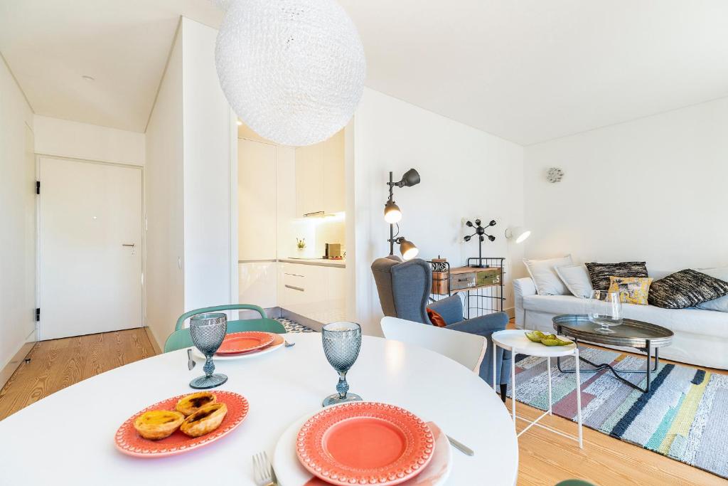 里斯本的住宿－Gonzalo's Guest Apartments - Luxury Baixa，客厅配有白色桌子和盘子