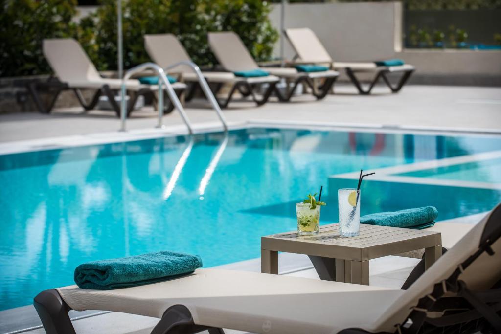 Bazén v ubytování Petousis Hotel & Suites nebo v jeho okolí