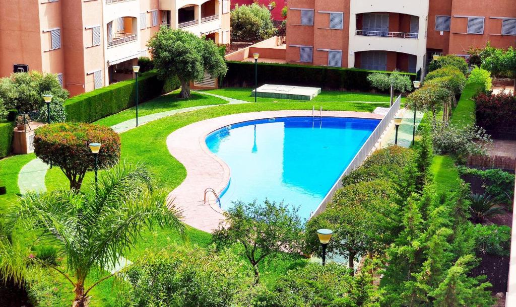 uma vista panorâmica de uma piscina num complexo de apartamentos em MSJ59 MARINA SANT JORDI 2º3º HUTTE- 003254 (115) em L'Ametlla de Mar