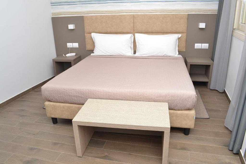Een bed of bedden in een kamer bij International Hotel Dakar