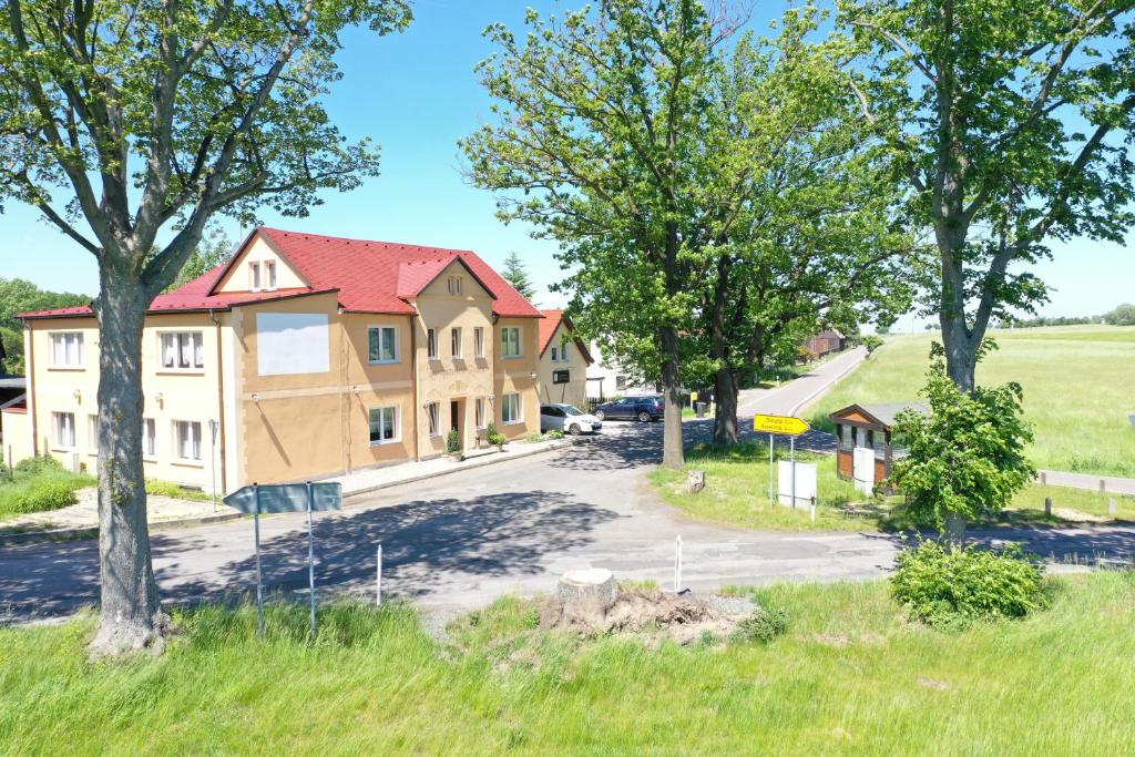 una casa en construcción en un barrio residencial en Landpension Bielatal - Raum, en Raum