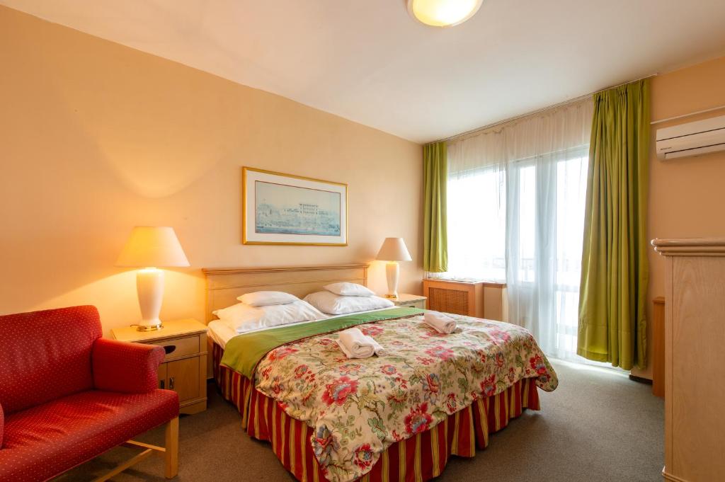 Postel nebo postele na pokoji v ubytování Hotel Fit Hévíz