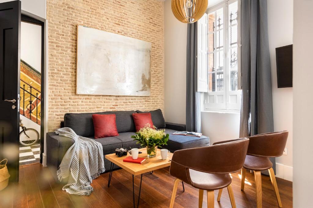 un soggiorno con divano e tavolo di Imperial Luxury Apartment a Siviglia