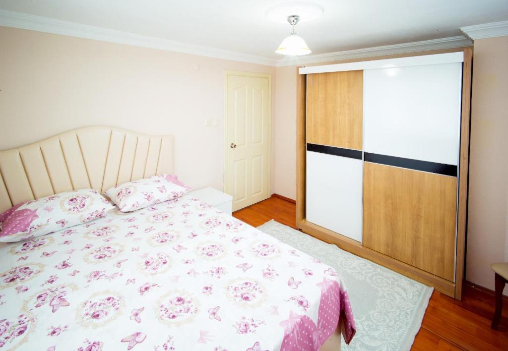 Postel nebo postele na pokoji v ubytování Cayeli Kent Apart