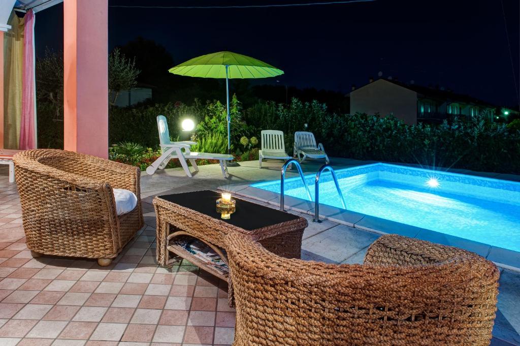 Bazén v ubytování B&B Villa Gloriana nebo v jeho okolí