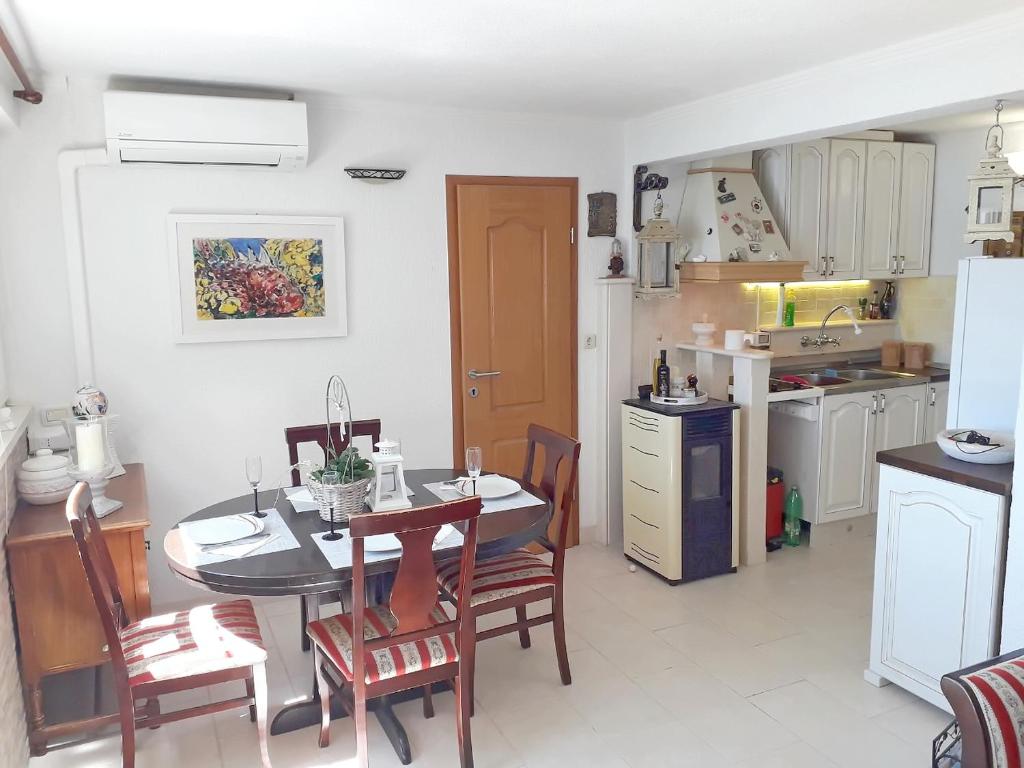 Kuchyň nebo kuchyňský kout v ubytování Apartment Rita