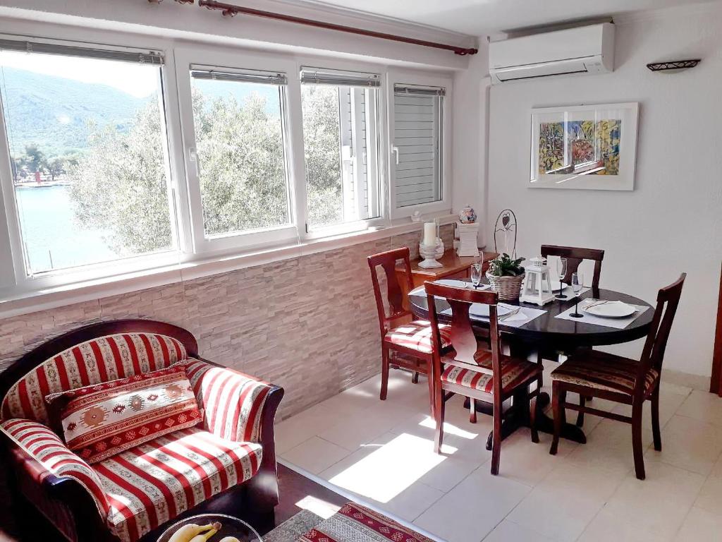 a living room with a table and chairs and a couch at Apartment Rita in Ston