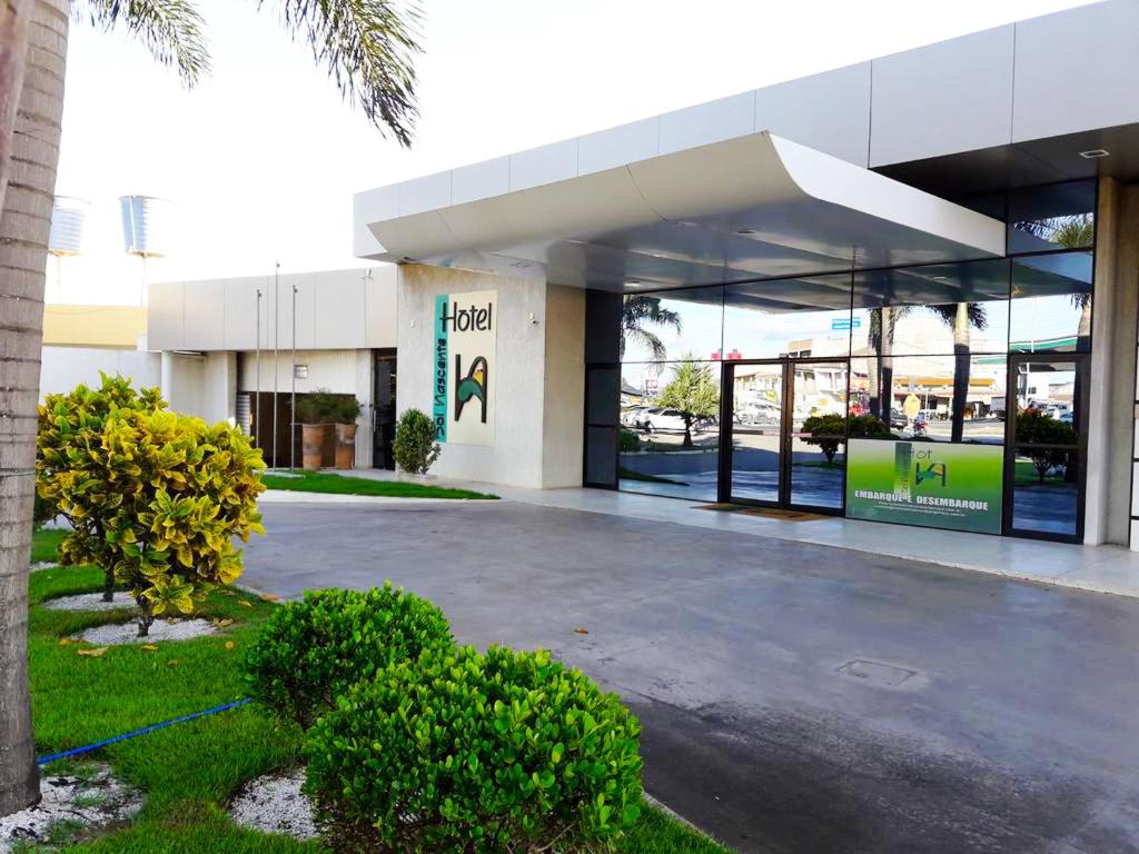 an empty parking lot in front of a building at Hotel Sol Nascente in Arapiraca