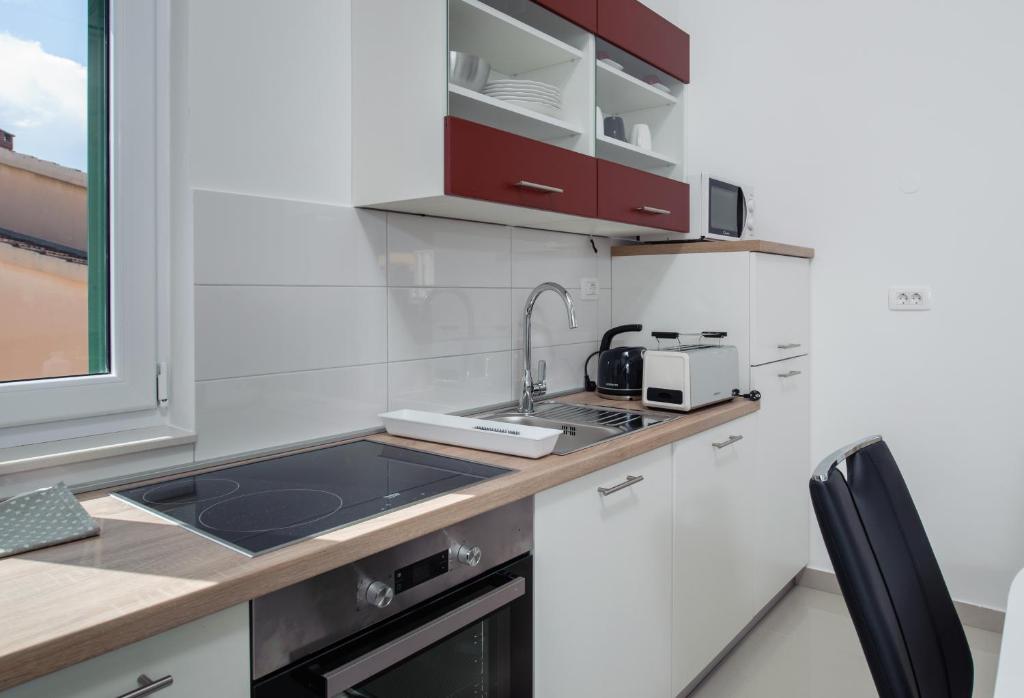 Kuchyň nebo kuchyňský kout v ubytování NERA lux apartment