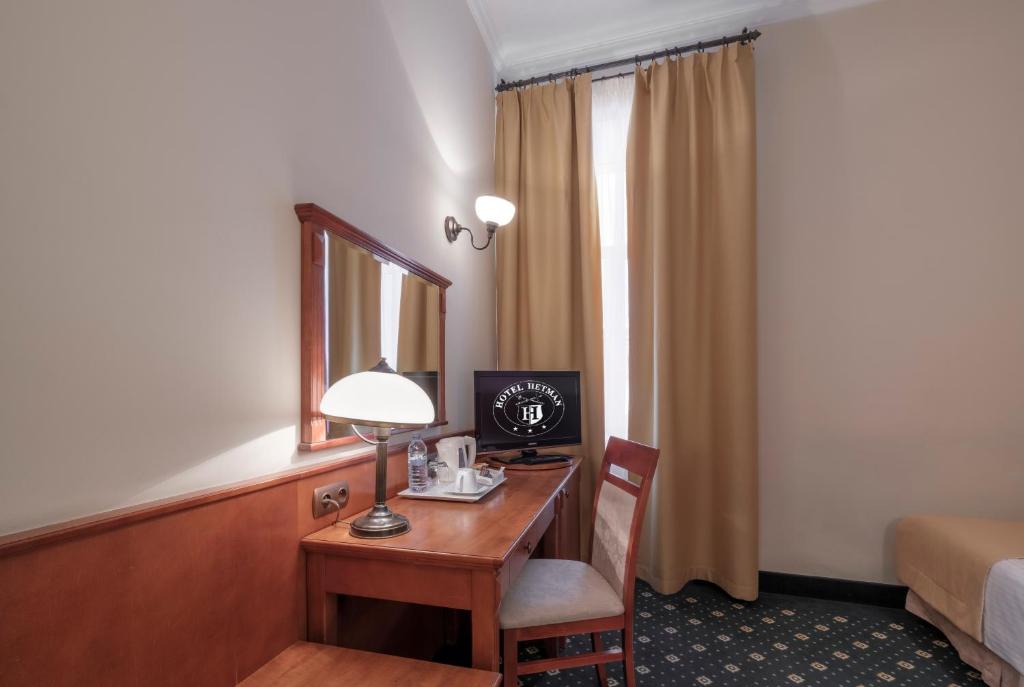 Televízia a/alebo spoločenská miestnosť v ubytovaní Hotel Hetman