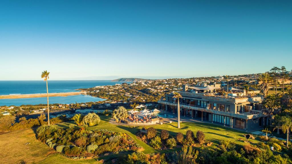 eine Luftansicht eines Herrenhauses mit Meerblick im Hintergrund in der Unterkunft Sky Villa Boutique Hotel by Raw Africa Collection in Plettenberg Bay