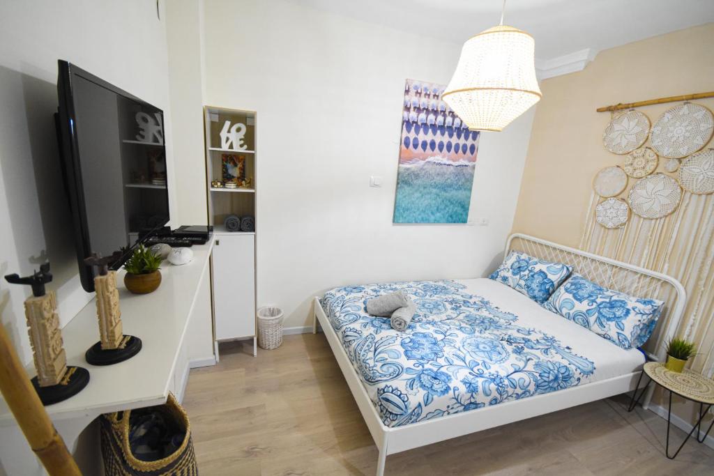TV a/nebo společenská místnost v ubytování Sunshine Suite Boutique Only 5 Min Walk To The Beach - By SEAELO EILAT
