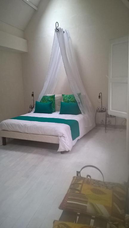 1 dormitorio con 1 cama con mosquitera en l'atelier, en Parnes