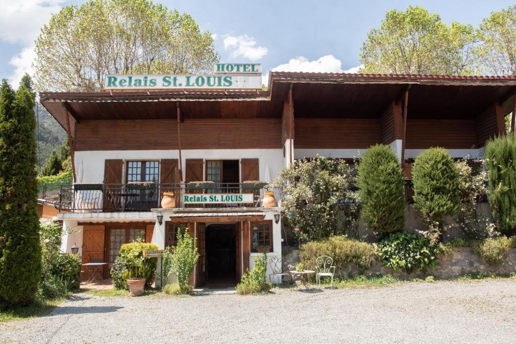 Un edificio con una señal que lee Rishi sh ríe en Hotel Relais Saint Louis en Saint-Martin-Vésubie