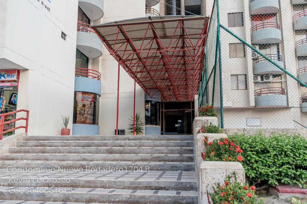 una escalera que conduce a un edificio con un edificio en Condominio Nuevo Rodadero 1204 en Santa Marta