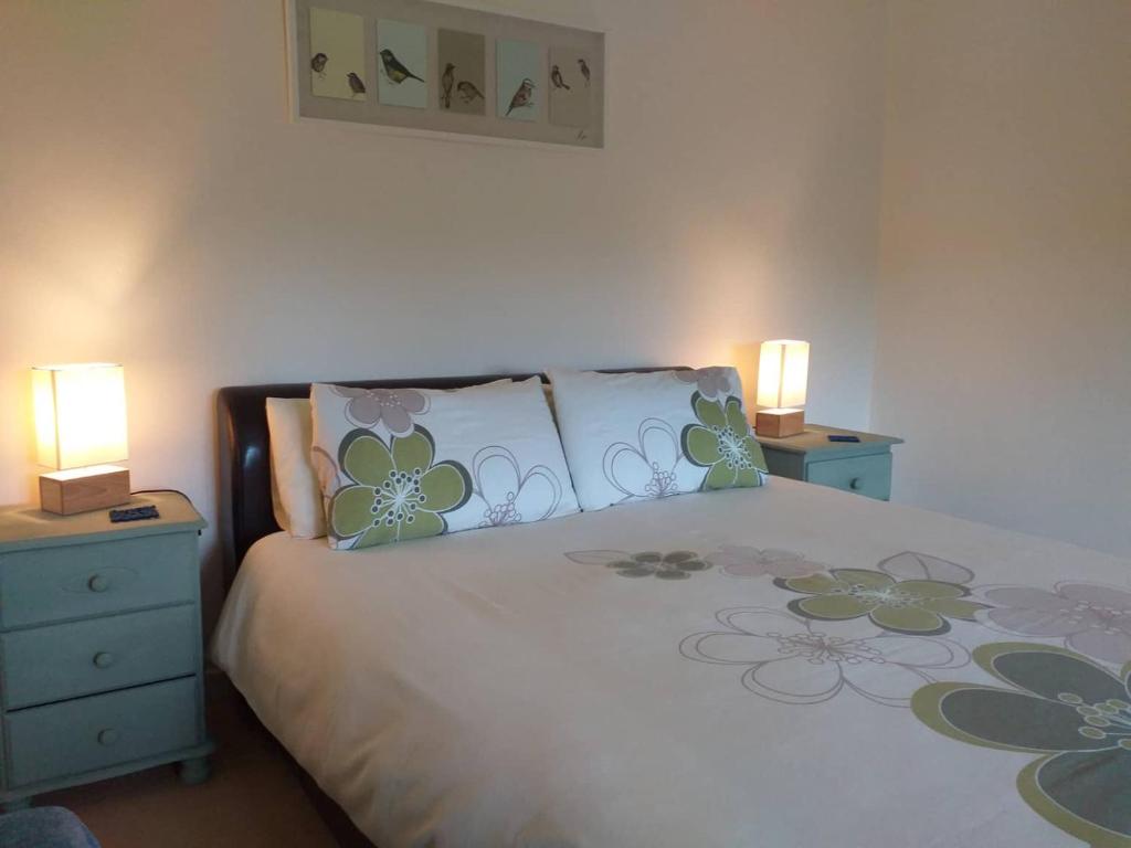una camera con un letto con due comodini e due lampade di Nick & Sandra's a Slane