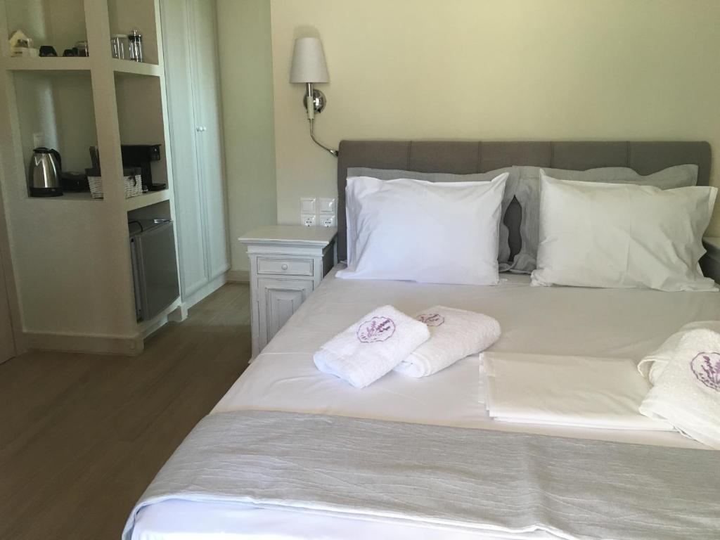 Postel nebo postele na pokoji v ubytování LEVANTA HOTEL SPETSES