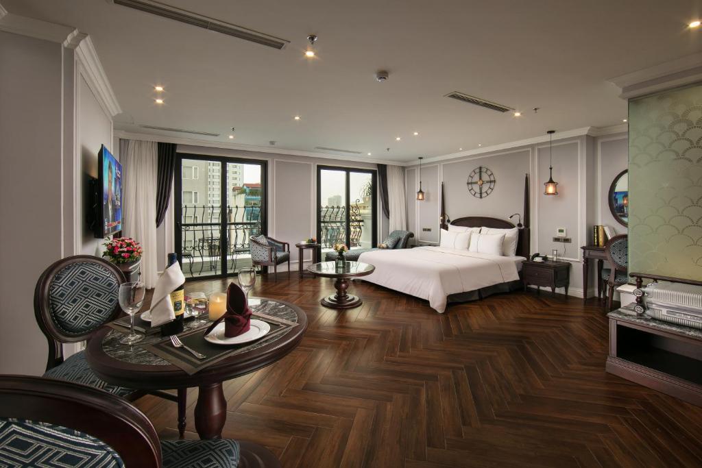 Canary Hotel في هانوي: غرفة نوم مع سرير وغرفة معيشة