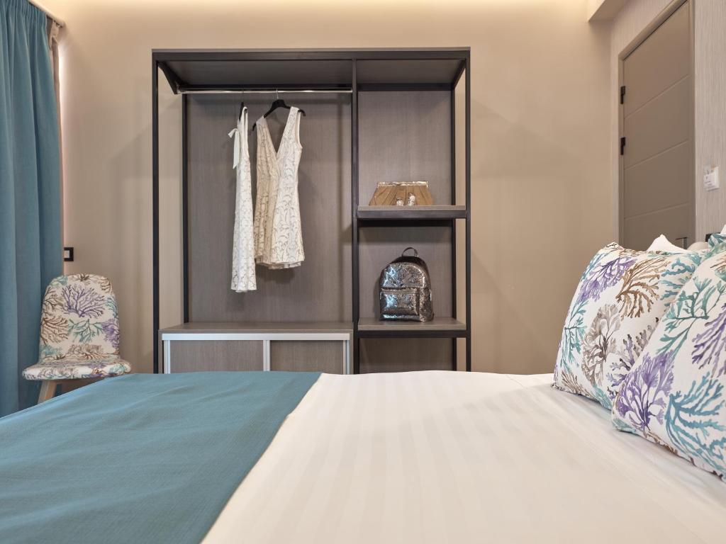 Posteľ alebo postele v izbe v ubytovaní Koukounaria Hotel & Suites