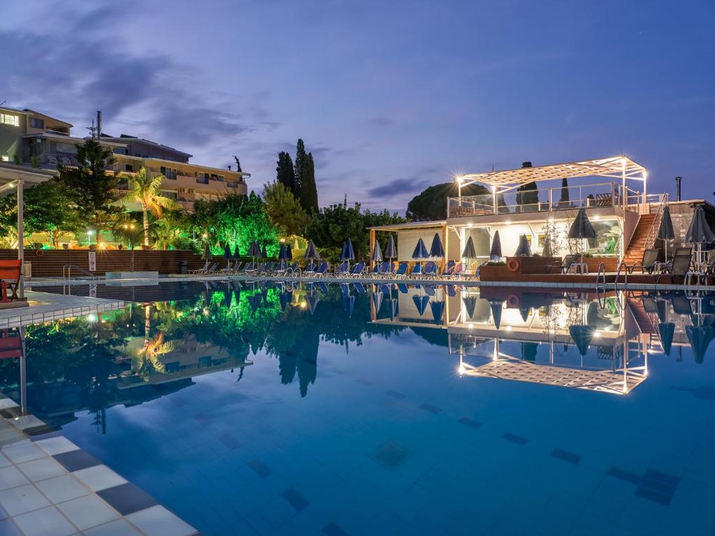 Bazén v ubytovaní Koukounaria Hotel & Suites alebo v jeho blízkosti