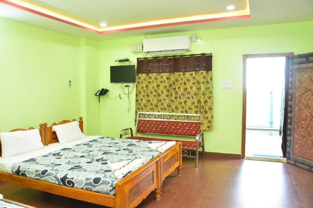 Postel nebo postele na pokoji v ubytování Jayaram Residency Srikalahasti